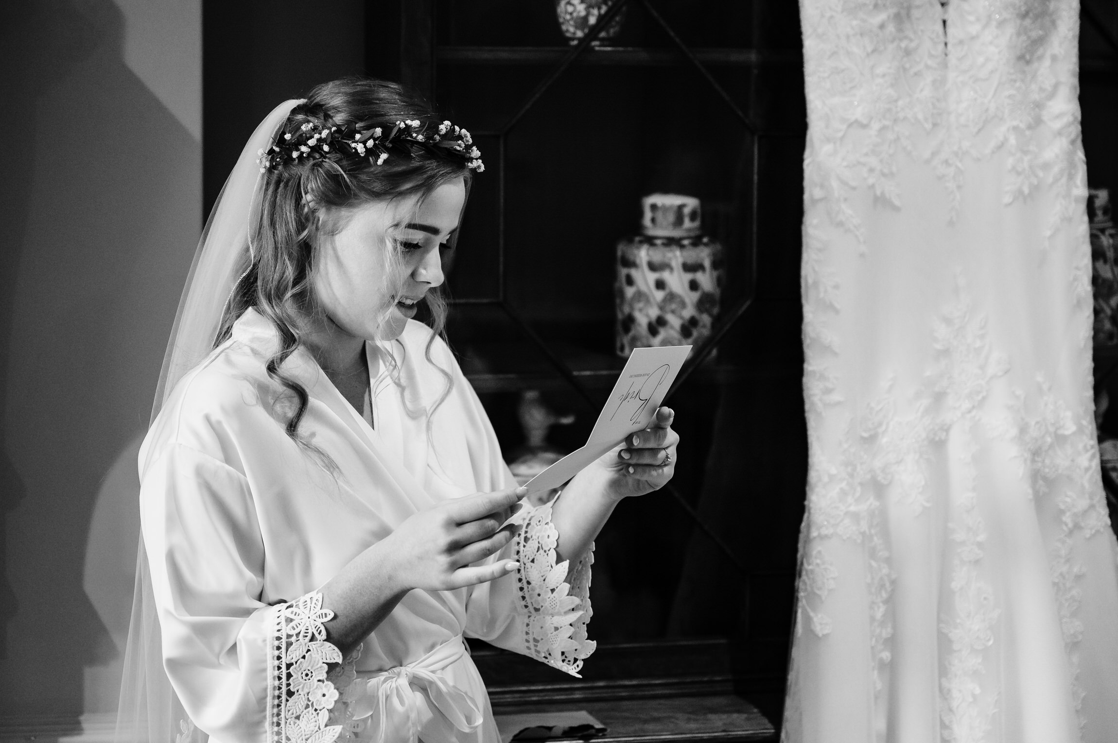 bride getting ready at barnsdale lodghe