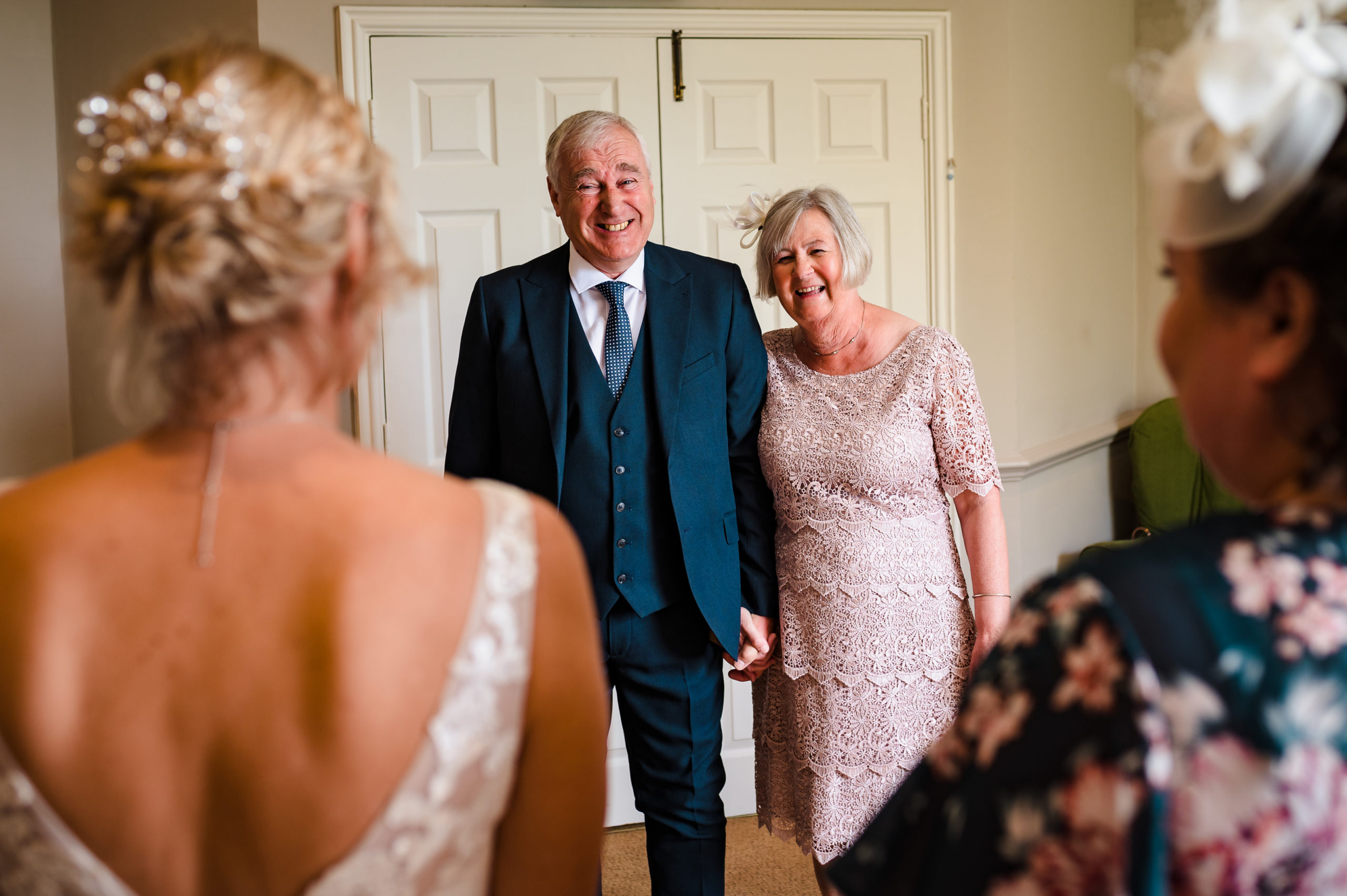 brides father seeing bride for first time