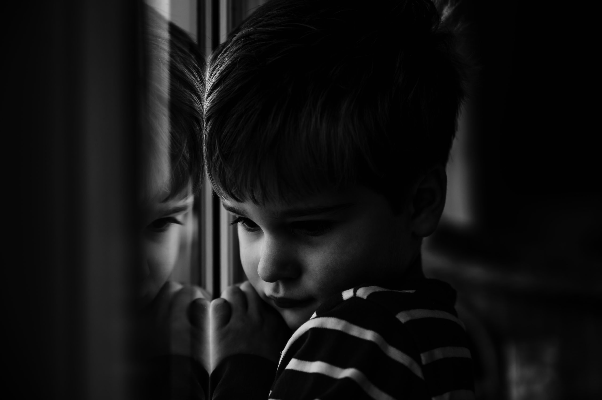 little boy and window reflection family photoshoot rutland