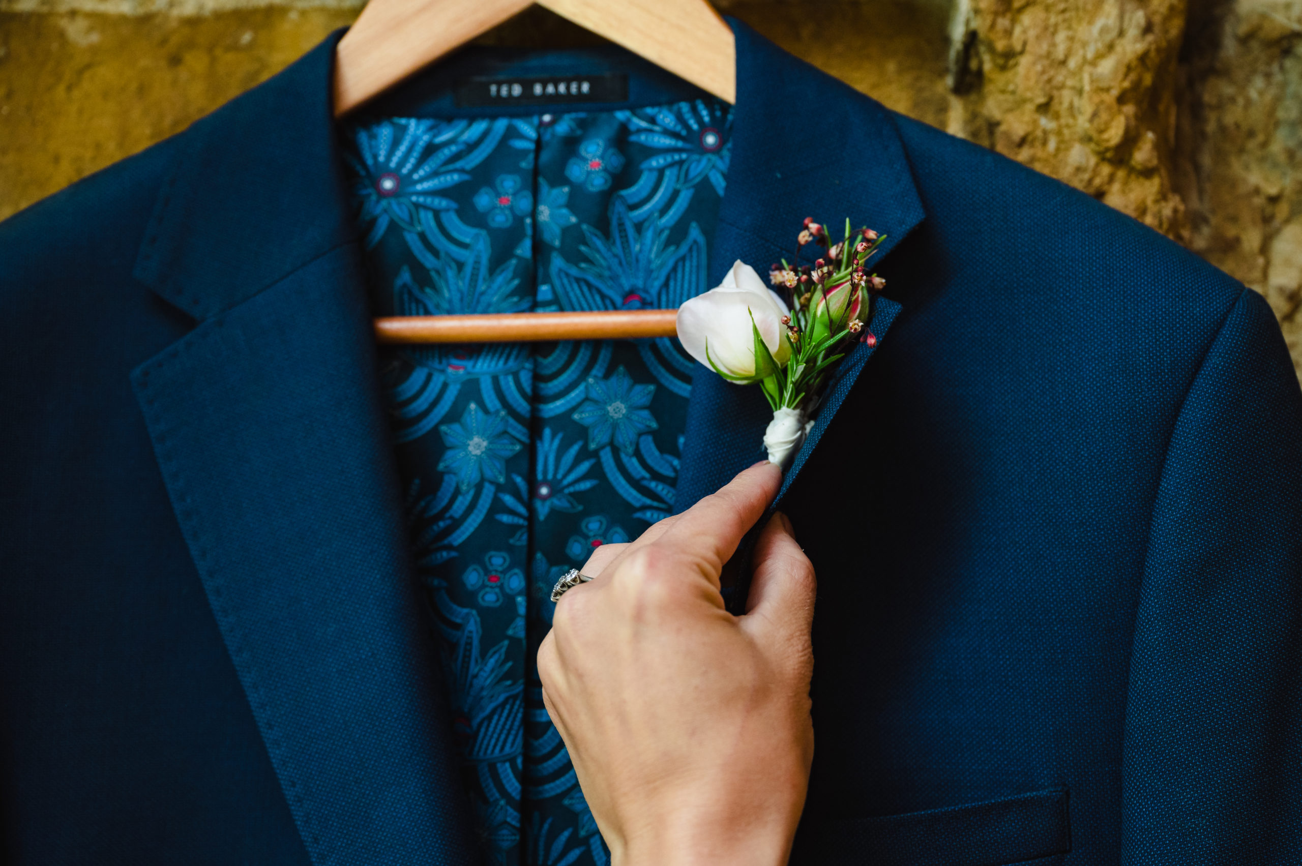 How to correctly pin your buttonhole