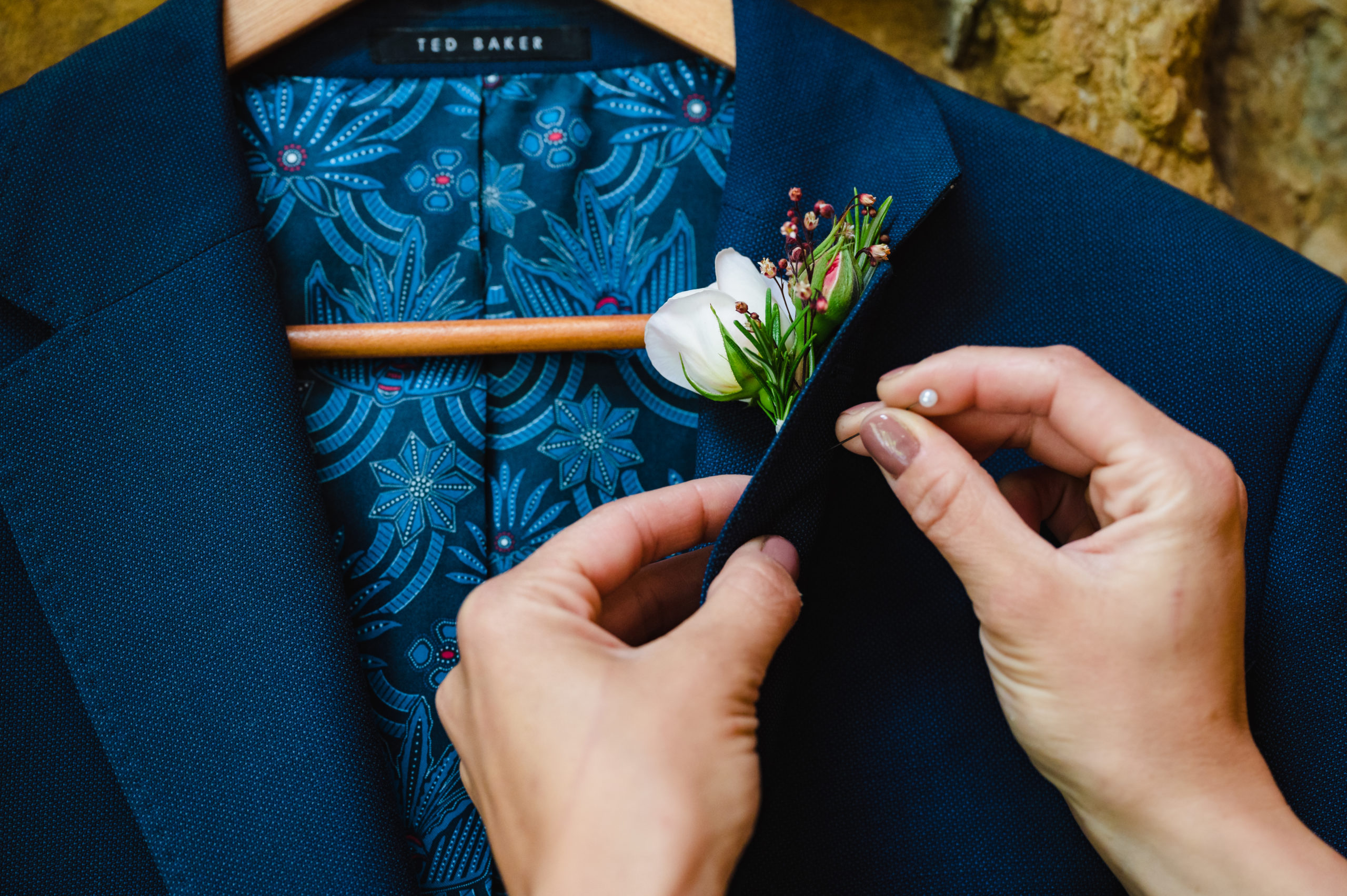 How to correctly pin your buttonhole
