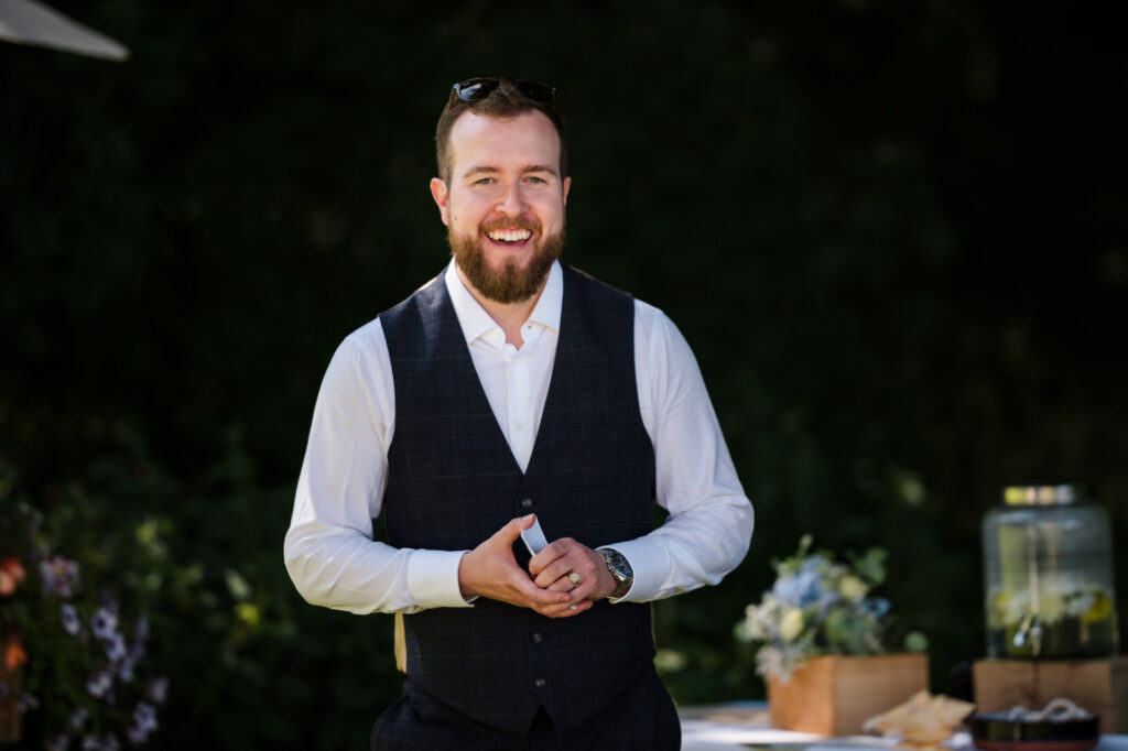groom standing up for wedding speech at fort henry